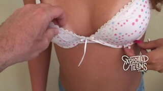 19 år gammal heta tonåring knullar och blir en mun full av sperma