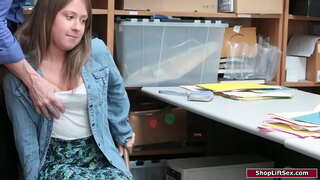 Brunett tjej fångas snatteri och den officer som straffar henne.Han trevar hennes små bröst och dominerar henne att ge honom en bj.Då han slår hennes fitta