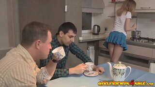 Роговиден фигура тинејџерски cuckolds нејзиниот сопруг