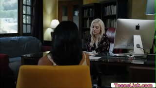 Ави Лав танҳо назорат, ки чӣ тавр Кензи Taylor наслаждается лизанием худ киски