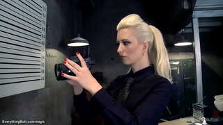 Үлкен сиськи милф полицей Черри Торн анальные ойыншықтар брюнетка заключенная Мэдди Туралы Рейли кеңсесінде содан кейін анал трахает оны Веронику Авлув түрме камерасында үшеуі