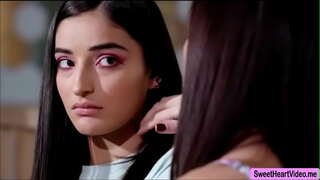 Alana ਕਰੂਜ਼ ਅਤੇ ਐਮਿਲੀ Willis ਨੂੰ ਵਰਤਣ ਇਕ ਹੋਰ ਜੀਭ ਨੂੰ ਕਾਮੋਨੰਦ