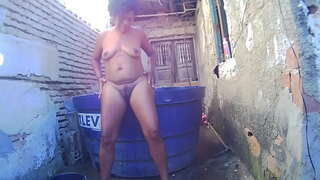 моя голая бассейнная мойка