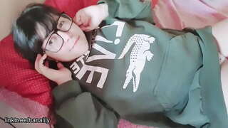 Teen flicka röra vid hennes fitta