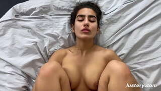 ���িন তার পা ধরে তার মাথা জন্য গভীর অনুপ্রবেশ