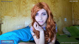 Tjej blir upphetsad framför skärmen