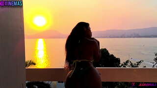 Casal transaktioner na varanda e gozando gostoso samtidigt som båtar passavam ingen mar