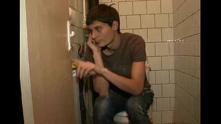 Hon spelar med stora kuk i pojke