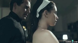 Титтей сиськастая жас үй шаруасындағы әйел ублажает үлкен мүшесі күйеуінің