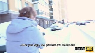 DEBT4K. Calibri Angel bartender inte kan vinna pengar men hon kan använda sin sexuella charm