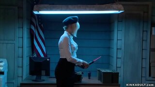 Dude bunden och knullade förhörsledaren