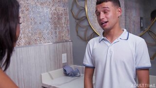 Wien Svart Fångade Hennes Kompis Wacking Av med Sin Mammas Behå!